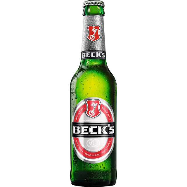 Eine grüne Glasflasche Beck's Pils 4x6er 24x 0,33 Liter (MEHRWEG) von Beck's mit einem roten, silbernen und schwarzen Etikett auf weißem Hintergrund.
