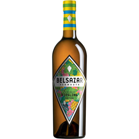 Eine 0,75L Flasche Belsazar Vermouth Riesling 16%, ein deutscher Wermut von Belsazar Vermouth, mit einem bunten, blumigen Etikett.
