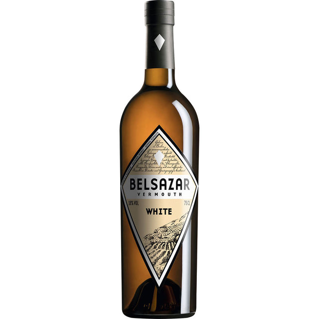 Erleben Sie Belsazar Vermouth White 18% 0,75 Liter-einen deutschen Wermut von Belsazar Vermouth mit rautenförmigem Etikett und schwarzem Verschluss, ideal für Ihren nächsten Aperitif.