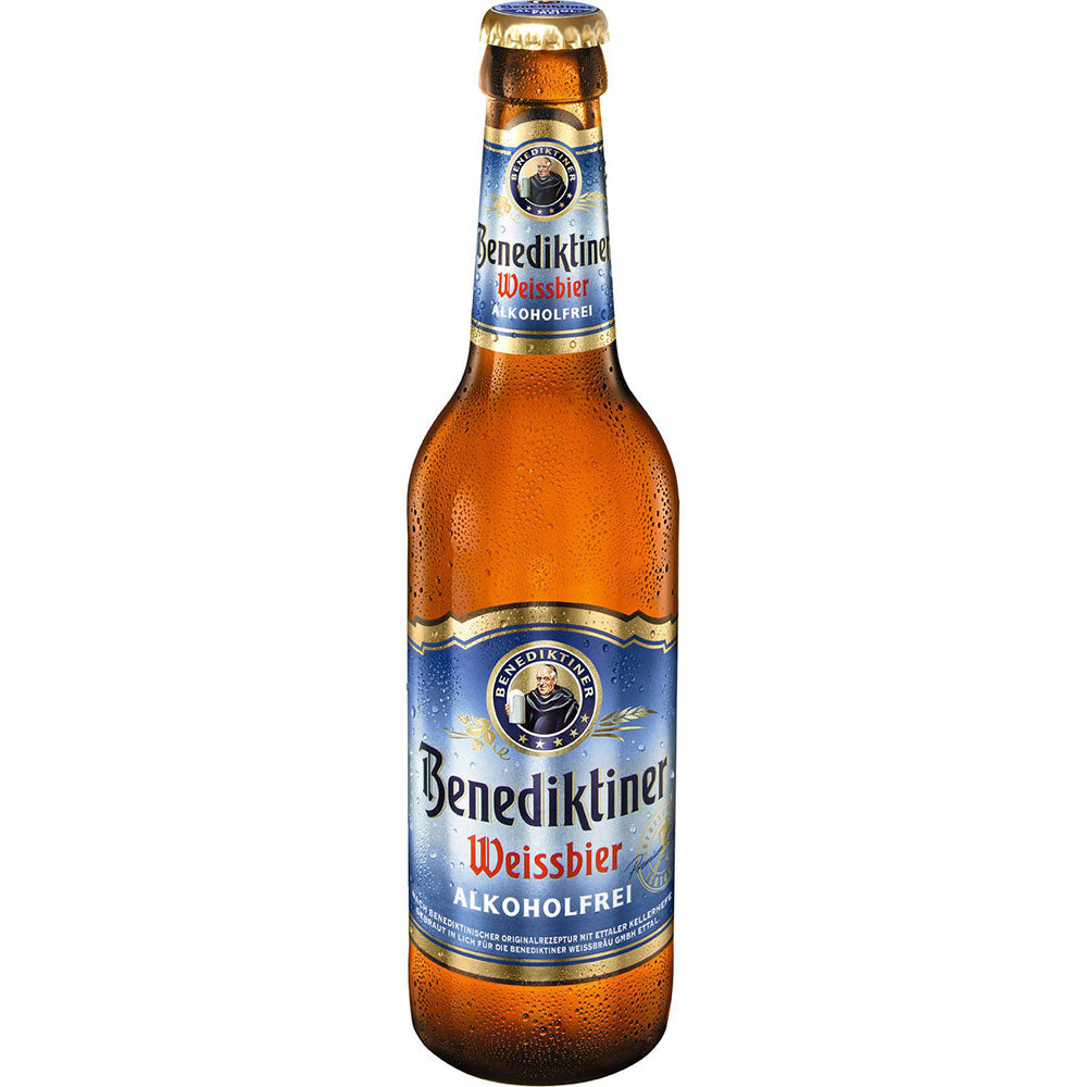 Eine Flasche Benediktiner Weißbier Alkoholfrei 20x 0,5 Liter (MEHRWEG) von Benediktiner Weissbräu mit blauem und silbernem Etikett wird elegant vor einem weißen Hintergrund präsentiert.