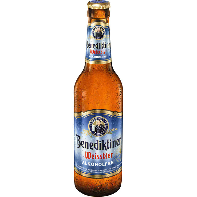 Eine Flasche Benediktiner Weißbier Alkoholfrei 20x 0,5 Liter (MEHRWEG) von Benediktiner Weissbräu mit blauem und silbernem Etikett wird elegant vor einem weißen Hintergrund präsentiert.