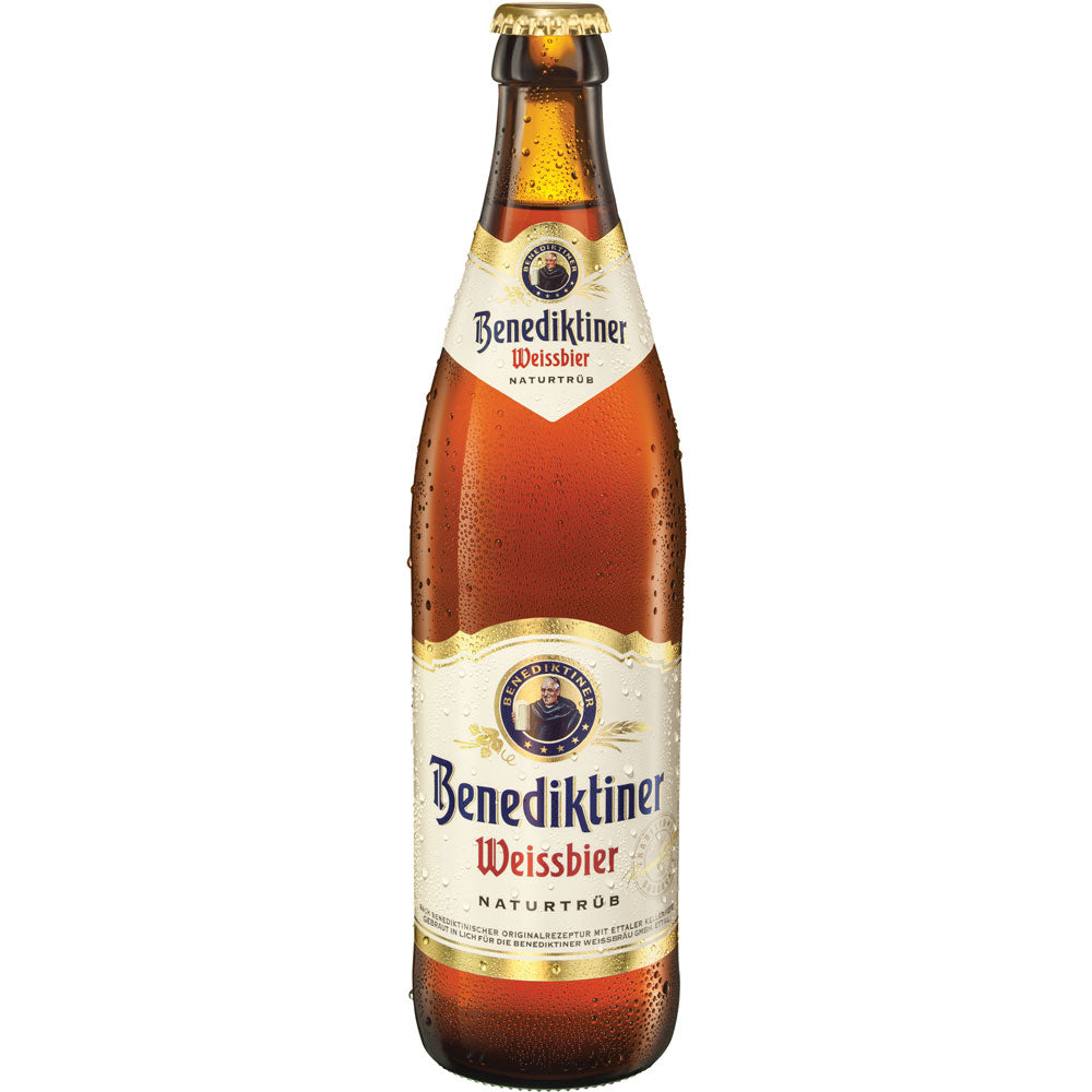 Eine gekühlte Flasche Benediktiner Weissbräu Weißbier Hell Naturtrüb 0,5L aus der 20er Packung, mit Kondenswasser am Glas.