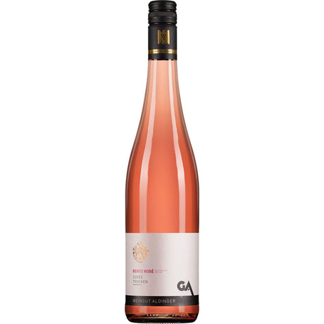 Die Aldinger Bentz Roséwein-Cuvée trocken 2024 hat einen schwarzen Schraubverschluss und ein weißes Etikett mit goldenen und schwarzen Akzenten - der perfekte trockene Rosé für den Sommer.