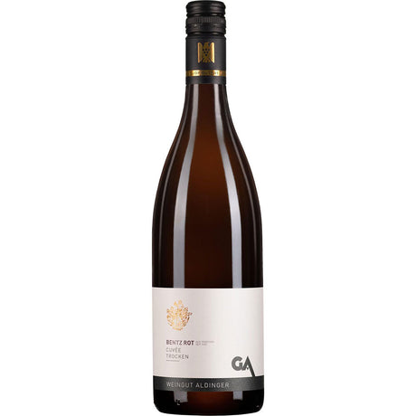 Eine Flasche Aldinger Bentz Rotwein-Cuvée trocken 2023, ein deutscher Rotwein aus Württemberg mit weißem Etikett und schwarzem Verschluss - ideal als Alltagswein von Aldinger.