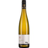 Eine Flasche Aldinger Bentz Weißwein-Cuvée trocken 2023 mit schwarzem Schraubverschluss und weißem Etikett - ideal als Sommerwein Deutschland oder gekühlt serviert als erfrischender Weißwein.