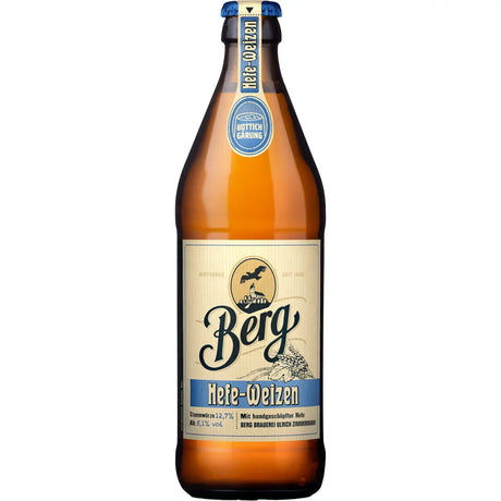 Eine 0,5l-Braunglasflasche Berg Hefe-Weizen Hell aus Baden-Württemberg, mit beige-blauem Etikett, blauem Verschluss und Hervorhebung der traditionellen Braukunst; erhältlich im 20er-Pack (MEHRWEG).