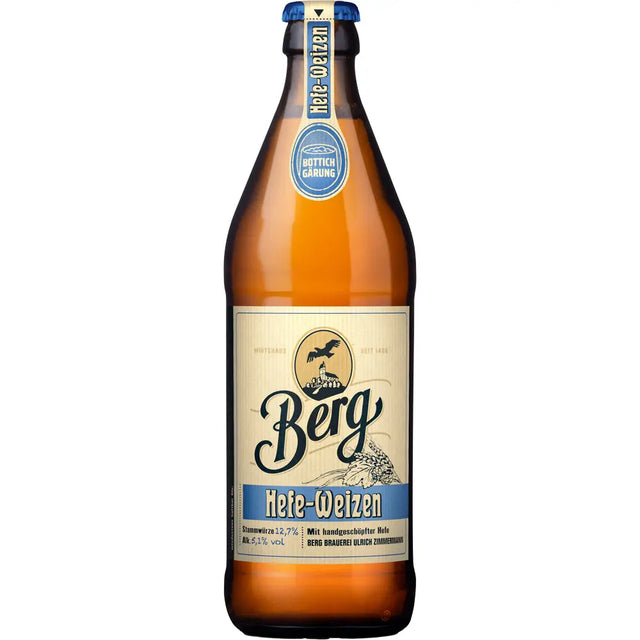 Eine 0,5l-Braunglasflasche Berg Hefe-Weizen Hell aus Baden-Württemberg, mit beige-blauem Etikett, blauem Verschluss und Hervorhebung der traditionellen Braukunst; erhältlich im 20er-Pack (MEHRWEG).
