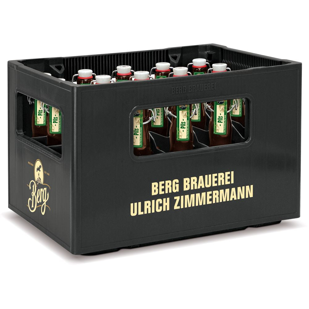Ein schwarzer Kunststoffkasten gefüllt mit braunen Berg Pils Bügel 20x0,33L (MEHRWEG) Bierflaschen von Berg.