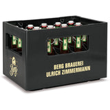 Ein schwarzer Kunststoffkasten gefüllt mit braunen Berg Pils Bügel 20x0,33L (MEHRWEG) Bierflaschen von Berg.
