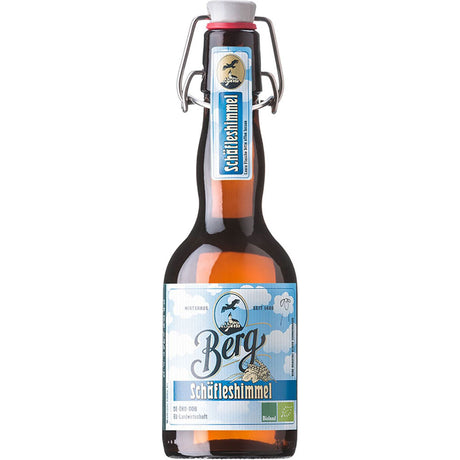 Eine braune Glasflasche mit Bügelverschluss von Berg Schäfleshimmel BIO 20x 0,33 Liter (MEHRWEG) von Berg, mit einem blau-weißen Etikett, bietet unfiltriertes Bier für natürlich reichen Geschmack.