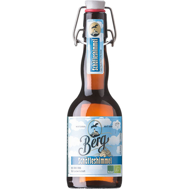 Eine braune Glasflasche mit Bügelverschluss von Berg Schäfleshimmel BIO 20x 0,33 Liter (MEHRWEG) von Berg, mit einem blau-weißen Etikett, bietet unfiltriertes Bier für natürlich reichen Geschmack.