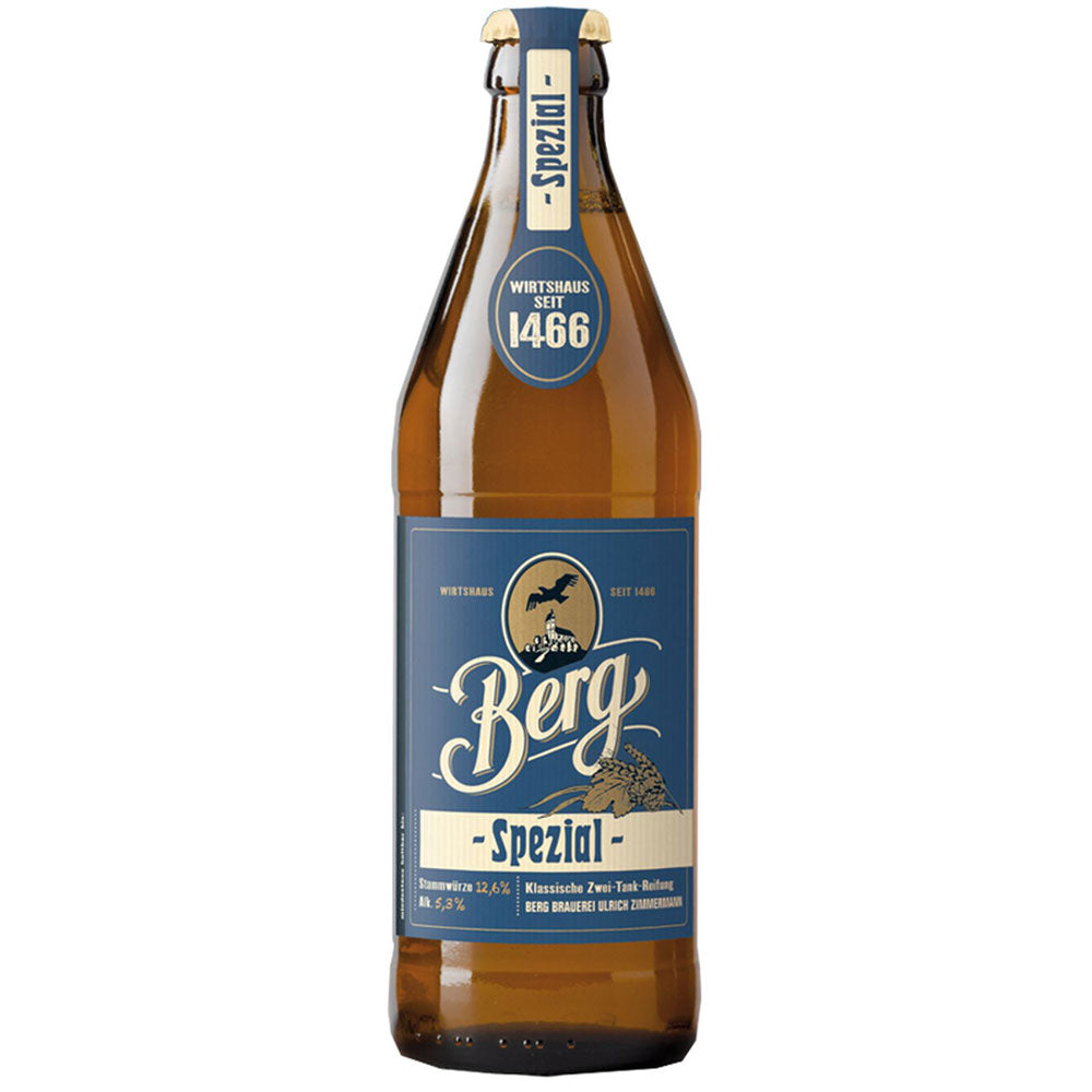 Eine Braunglasflasche Berg Spezial BIO 20x 0,5 Liter (MEHRWEG) von Berg, mit blauem und cremefarbenem Etikett, gebraut mit regionalem Gerstenmalz und mit einem goldenen Verschluss.
