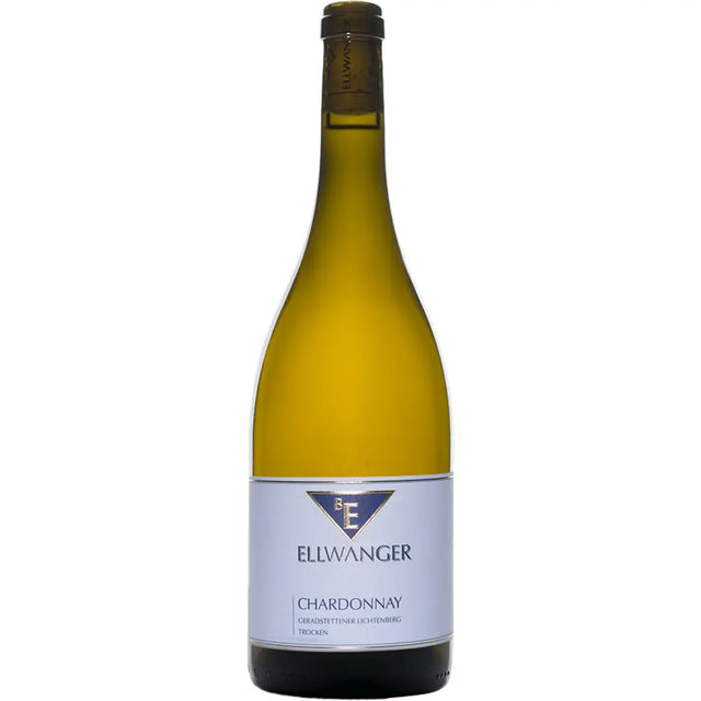 Eine Flasche Bernhard Ellwanger Geradstettener Lichtenberg Chardonnay trocken 2023 mit blau-weißem Etikett ist vor einem schlichten weißen Hintergrund abgebildet.
