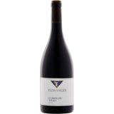 Eine Flasche Bernhard Ellwanger Lemberger / Syrah trocken 2023, ein deutscher Rotwein mit weißem Etikett und dunklem Glas, von der Marke Bernhard Ellwanger.