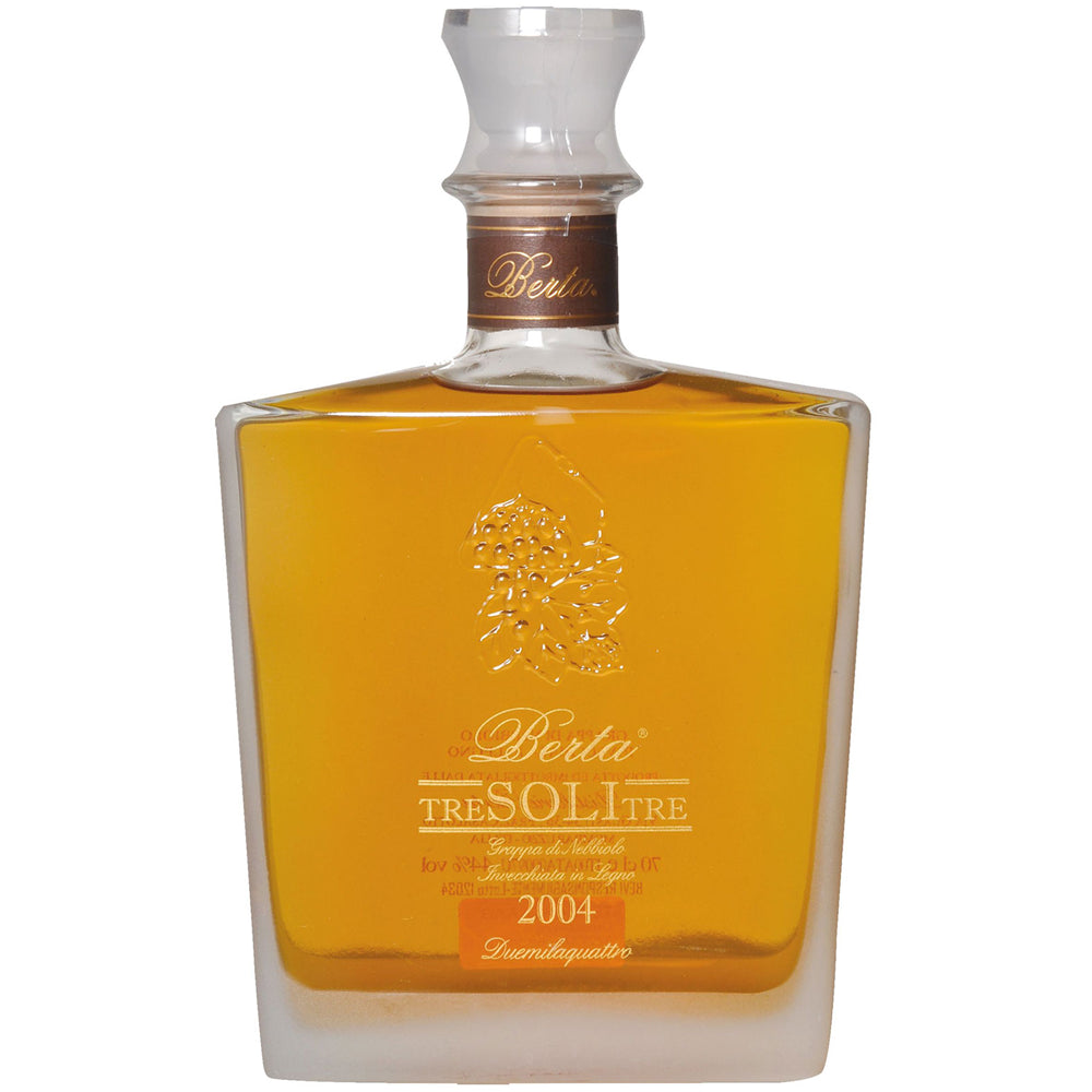 Viereckige Glasflasche der Berta Distillerie Grappa Tre Soli Tre 44% (0,7L) mit bernsteinfarbener Flüssigkeit und goldener Schrift, etikettiert 2004. Diese außergewöhnliche Grappa bietet bemerkenswerte Eleganz und Tiefe des Geschmacks.