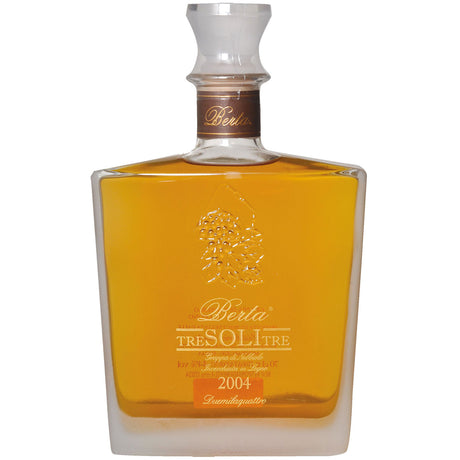 Viereckige Glasflasche der Berta Distillerie Grappa Tre Soli Tre 44% (0,7L) mit bernsteinfarbener Flüssigkeit und goldener Schrift, etikettiert 2004. Diese außergewöhnliche Grappa bietet bemerkenswerte Eleganz und Tiefe des Geschmacks.