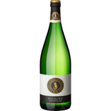 Eine grüne Glasflasche der Felsengartenkellerei Besigheim Riesling Kastellan lieblich 1L (MEHRWEG), mit einem weiß-schwarzen Etikett mit Goldakzenten. Verkauft in einer 12er-Packung.