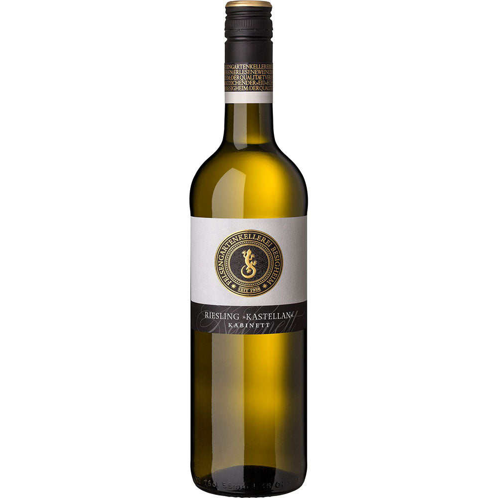 Eine Flasche Felsengartenkellerei Besigheim Riesling Kastellan Kabinett lieblich 2023 mit einem gold-schwarzen Etikett auf weißem Grund.