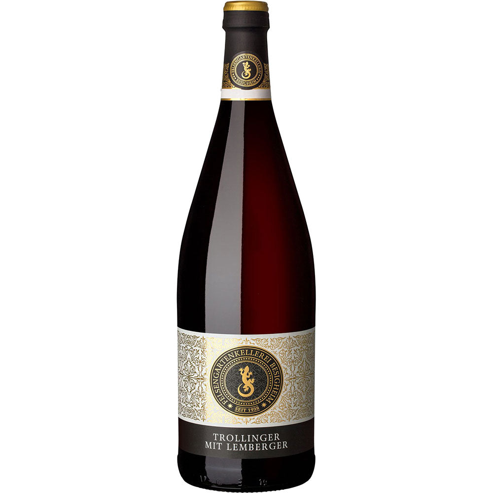 Eine 1L Flasche Felsengartenkellerei Besigheim Trollinger mit Lemberger halbtrocken (12x MEHRWEG), mit einem goldenen und schwarzen Etikett der Felsengartenkellerei Besigheim.