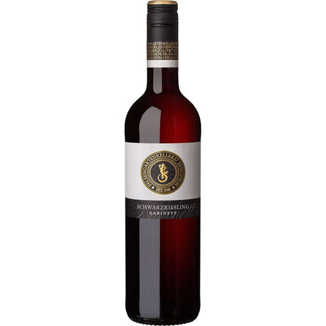 Eine Flasche Felsengartenkellerei Besigheim Schwarzriesling Kabinett lieblich 2023, gebrandet von der Felsengartenkellerei Besigheim, mit einem goldenen und schwarzen Siegel auf dem Etikett.