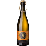 Eine 0,75-Liter-Flasche Felsengartenkellerei Besigheim Terra Secco Blanc De Noir Trocken, ein Sekt mit gold-schwarzem Etikett und folienumwickeltem Korken.
