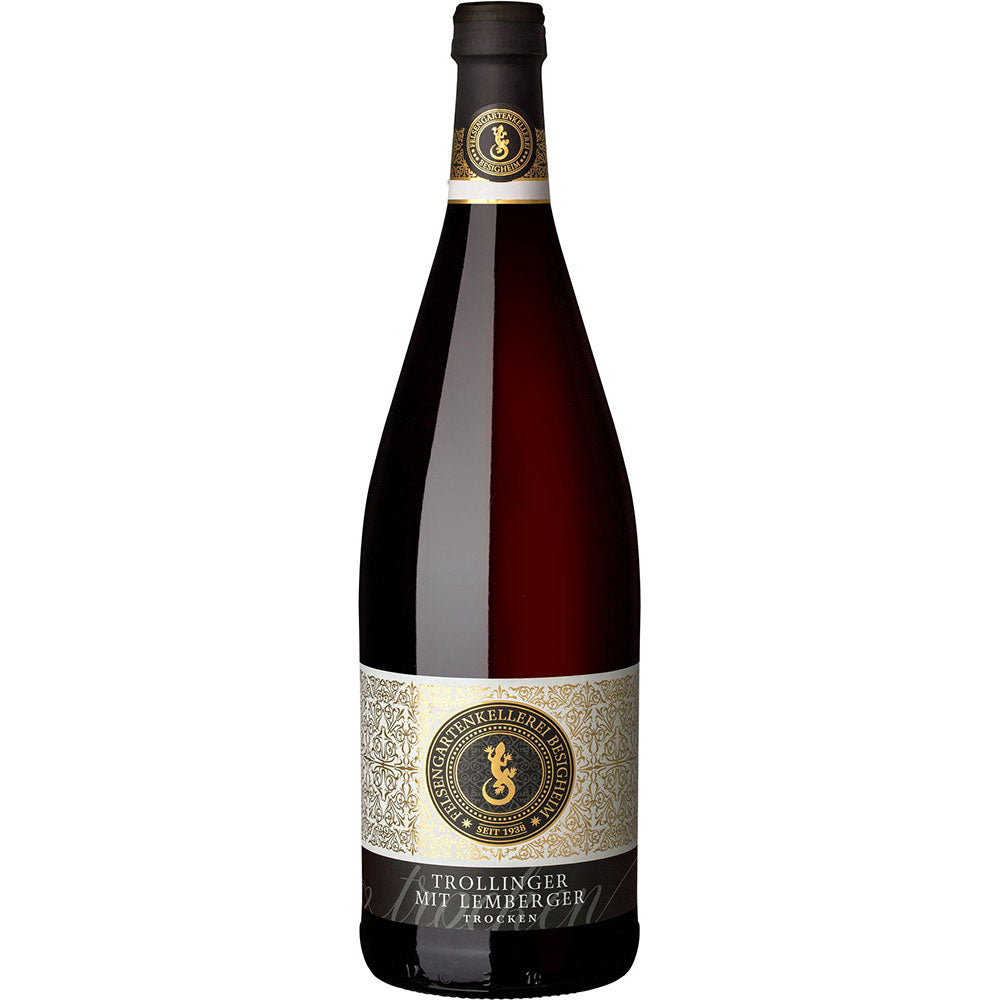 Eine Flasche Felsengartenkellerei Besigheim Trollinger mit Lemberger trocken, 1L (MEHRWEG), mit einem dekorativen cremefarbenen und goldenen Etikett, ist auf einem weißen Hintergrund abgebildet.