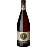 Eine Flasche Felsengartenkellerei Besigheim Trollinger mit Lemberger trocken, 1L (MEHRWEG), mit einem dekorativen cremefarbenen und goldenen Etikett, ist auf einem weißen Hintergrund abgebildet.