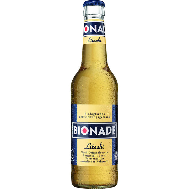 Eine 0,33-Liter-Glasflasche Bionade Litschi Bio (Mehrweg), eine Bio-Litschi-Limonade von Bionade, mit blauem und gelbem Etikett; erhältlich im 12er-Pack.