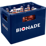 Eine blaue Kiste mit Bionade Naturtrübe Blutorange BIO 12x0,33L (MEHRWEG) Flaschen mit Bionade-Logo und Flaschenverschlüssen, die diese beliebte, naturtrübe Orangenlimonade anbieten.
