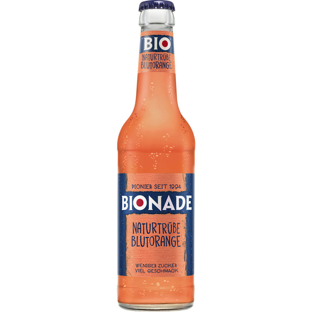 Eine Flasche Bionade Naturtrübe Blutorange BIO 0,33L (Mehrweg) von Bionade, mit blauem Etikett und naturtrübem Orangengetränk im Inneren.