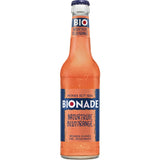 Eine Flasche Bionade Naturtrübe Blutorange BIO 0,33L (Mehrweg) von Bionade, mit blauem Etikett und naturtrübem Orangengetränk im Inneren.