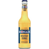 Eine 0,33 l Glasflasche Bionade Naturtrübe Orange BIO Bio-Soda (MEHRWEG) von Bionade mit blauem und orangem Etikett.