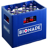 Eine blaue Bionade-Kiste enthält 12 wiederverwendbare 0,33L BIO-Glasflaschen Bionade Schwarze Johannisbeere Rosmarin mit blauen und roten Etiketten.