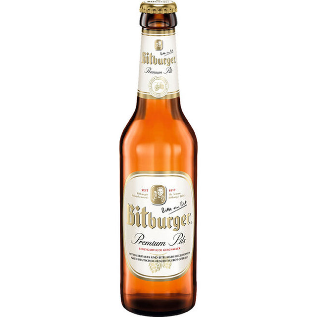 Eine 0,33-Liter-Glasflasche Bitburger Premium Pils (24er-Pack, MEHRWEG), ein authentisches deutsches Pils von Bitburger, mit gold-weißem Etikett auf weißem Hintergrund.