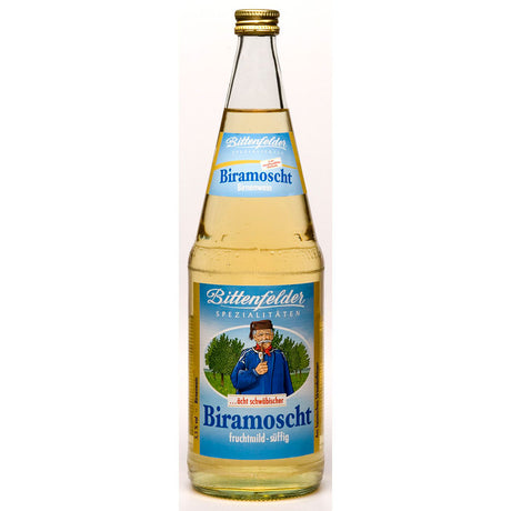 Eine 1-Liter-Flasche Bittenfelder Biramoscht von Bittenfelder Fruchtsäfte mit einem blauen Etikett und der Abbildung eines trinkenden Mannes.