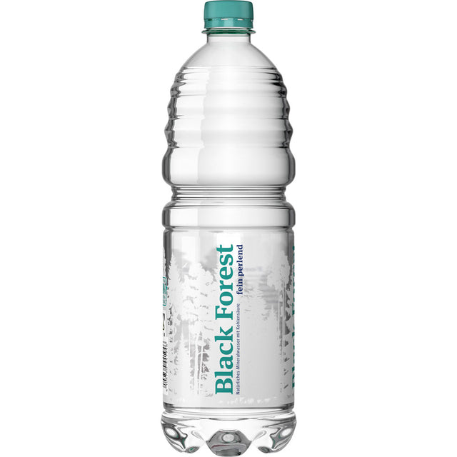 Schwarzwälder Fein Perlend Mineralwasser (9x1L, EINWEG) in der klaren PET-Flasche mit grünem Verschluss bietet eine leicht prickelnde, natriumarme Erfrischung.
