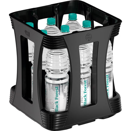 Neun Schwarzwälder Fein Perlend PET 1L-Flaschen mit natriumarmem Mineralwasser sind in einer schwarzen Kiste angeordnet und von oben und von der Seite gezeigt.