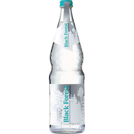 Klarglasflasche Schwarzwälder Fein Perlend Mineralwasser (12x0,7L MEHRWEG), leicht sprudelnd, mit blauem Verschluss und Wald-Etikett.