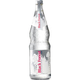 Klarglasflasche Schwarzwald Still 12x 0,7 Liter (MEHRWEG) Mineralwasser der Marke Schwarzwald, mit weißem Etikett, roter Schrift und Waldmotiv.