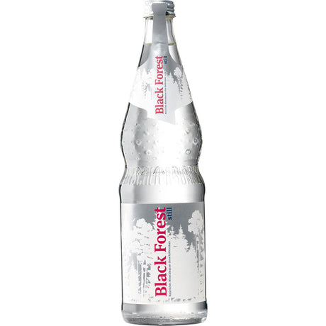 Klarglasflasche Schwarzwald Still 12x 0,7 Liter (MEHRWEG) Mineralwasser der Marke Schwarzwald, mit weißem Etikett, roter Schrift und Waldmotiv.