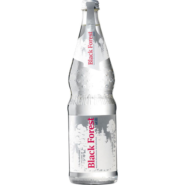 Klarglasflasche Schwarzwald Still 12x 0,7 Liter (MEHRWEG) Mineralwasser der Marke Schwarzwald, mit weißem Etikett, roter Schrift und Waldmotiv.