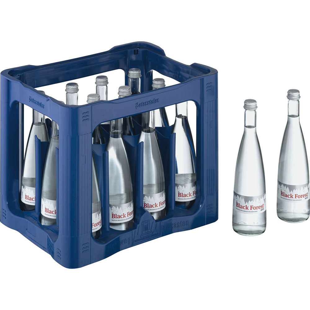 Eine blaue Kiste mit Glasflaschen von Black Forest Still Gourmet 12x 0,5 Liter (MEHRWEG) und zwei Flaschen daneben präsentiert den reinen Geschmack und den ausgewogenen pH-Wert dieses Premium-Mineralwassers aus dem Schwarzwald.