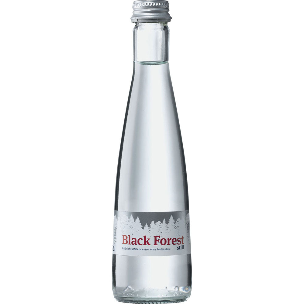 Die Schwarzwälder Still Gourmet 24x 0,25 Liter (MEHRWEG) besteht aus einer Klarglasflasche mit silbernem Verschluss und einem Etikett mit weißen Bäumen, das den hohen Mineralgehalt des Schwarzwaldwassers hervorhebt.