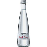 Die Schwarzwälder Still Gourmet 24x 0,25 Liter (MEHRWEG) besteht aus einer Klarglasflasche mit silbernem Verschluss und einem Etikett mit weißen Bäumen, das den hohen Mineralgehalt des Schwarzwaldwassers hervorhebt.