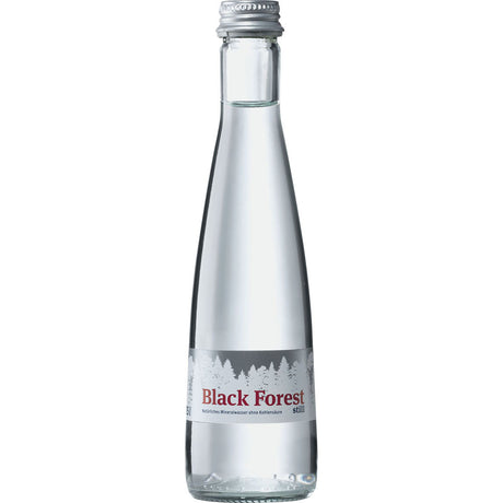 Die Schwarzwälder Still Gourmet 24x 0,25 Liter (MEHRWEG) besteht aus einer Klarglasflasche mit silbernem Verschluss und einem Etikett mit weißen Bäumen, das den hohen Mineralgehalt des Schwarzwaldwassers hervorhebt.