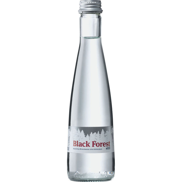 Die Schwarzwälder Still Gourmet 24x 0,25 Liter (MEHRWEG) besteht aus einer Klarglasflasche mit silbernem Verschluss und einem Etikett mit weißen Bäumen, das den hohen Mineralgehalt des Schwarzwaldwassers hervorhebt.