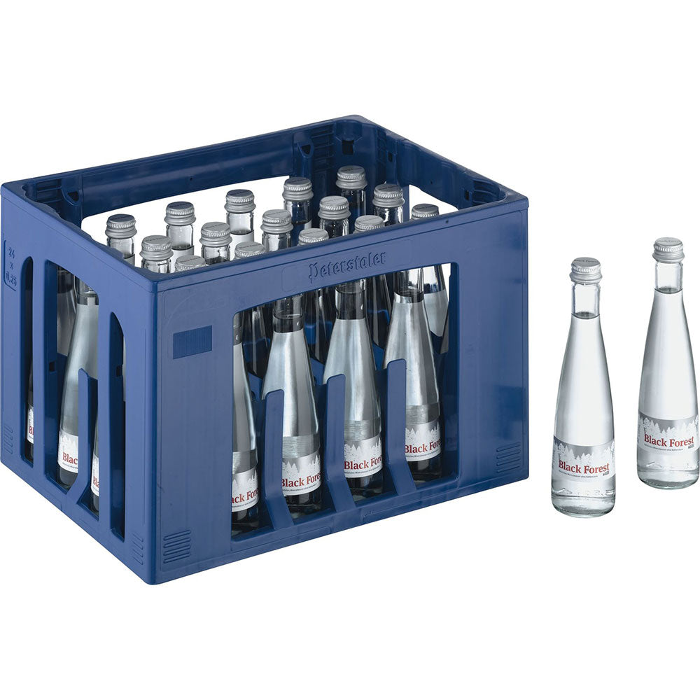 In einer blauen Kiste befinden sich die Flaschen Black Forest Still Gourmet 24x0,25L (MEHRWEG), außen stehen zwei Black Forest-Flaschen, die alle mineralreiches stilles Wasser enthalten.