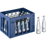 In einer blauen Kiste befinden sich die Flaschen Black Forest Still Gourmet 24x0,25L (MEHRWEG), außen stehen zwei Black Forest-Flaschen, die alle mineralreiches stilles Wasser enthalten.