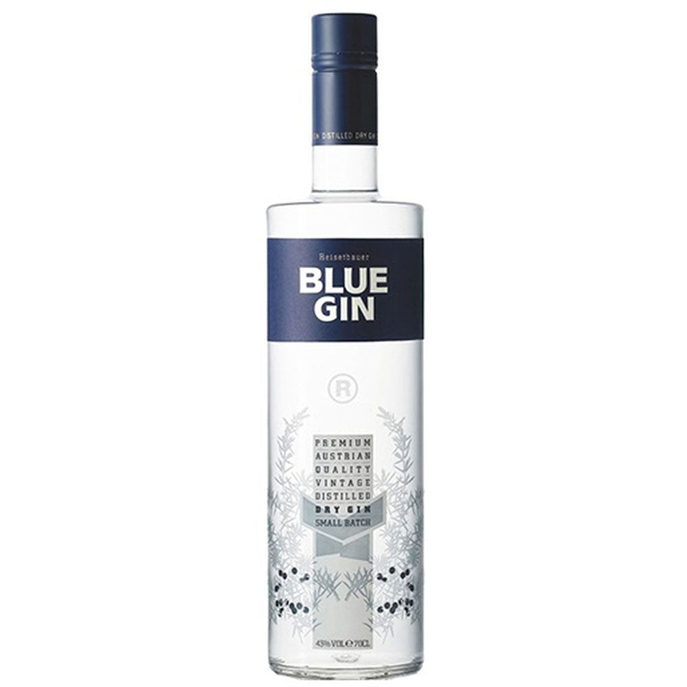 Eine klare Flasche Reisetbauer Blue Premium Gin 43% 0,7 Liter von Reisetbauer, mit einem blauen Etikett und silbernen botanischen Illustrationen auf der unteren Hälfte.