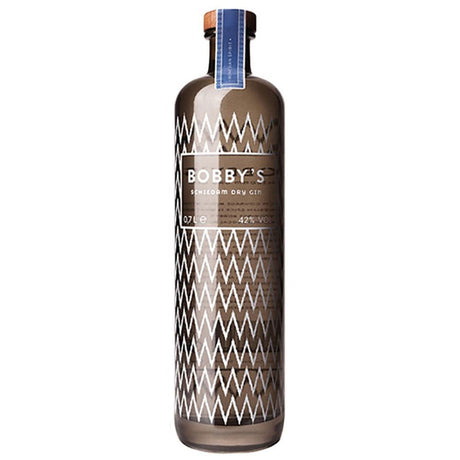 Bobby's Schiedam Dry Gin 42% 0,7 Liter zeichnet sich durch indonesische Gewürze, ein markantes Zickzack-Muster auf der Flasche und ein blaues Siegel am Flaschenhals aus - ein Premium-Gin von Bobby's.